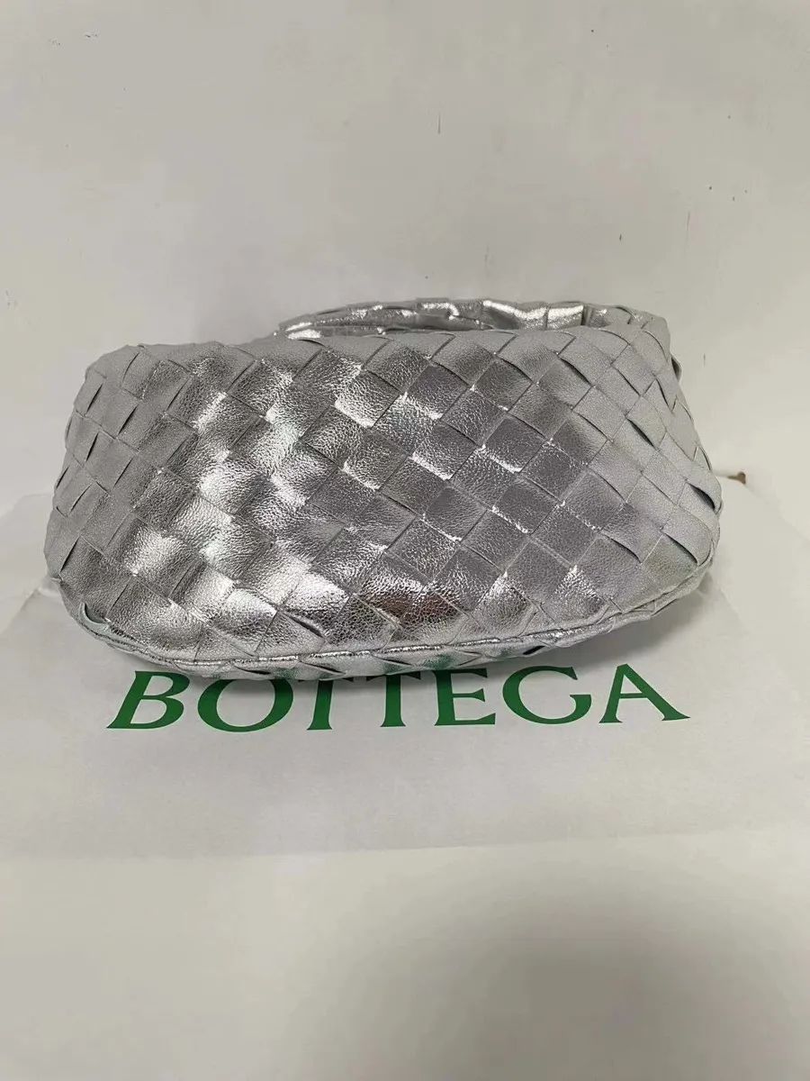Batch 1200 BV Bottega Veneta's new early spring women's MINI JODIE handbag BV bag 🔥The new method is based on the original rounded corners, knotted with classic woven leather round hobo bag, The most iconic triangular pull-out design, using sheepskin draped soft shape, is super suitable for concave shapes~ Jodie feels really gentle to people, and is definitely the best item for daily matching. It has the same weave, new elements and twists, is compact and versatile, and is the new favorite of street style Internet celebrities! Dimensions: 23x28x8 Model: 6699-1